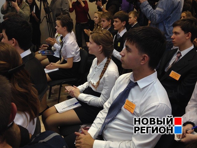 Новый Регион: Полпред Игорь Холманских побывал в роли школьного лектора (ФОТО)