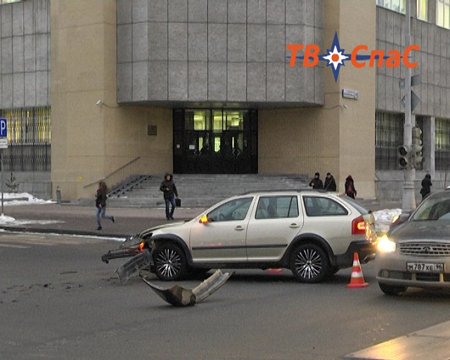 Новый Регион: В центре города автомобиль вылетел на тротуар и сбил трех пешеходов