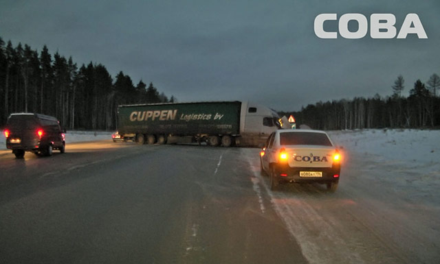 Новый Регион: Легковушка спровоцировала лобовое столкновение грузовиков на ЕКАДе (ФОТО)