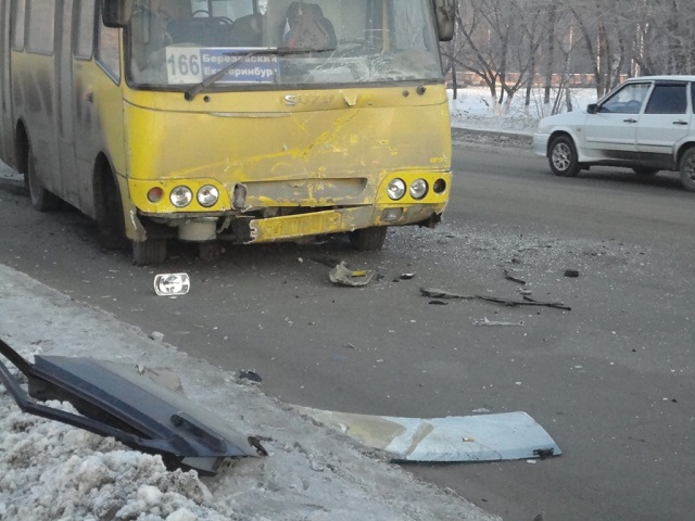 Новый Регион: В Березовском рейсовый автобус протаранил девятку. Водитель в больнице (ФОТО)