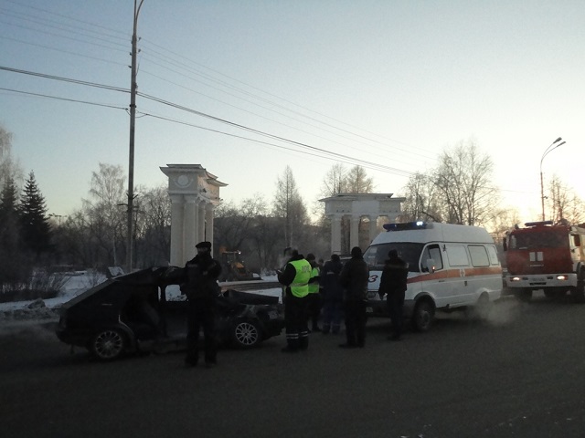 Новый Регион: В Березовском рейсовый автобус протаранил девятку. Водитель в больнице (ФОТО)
