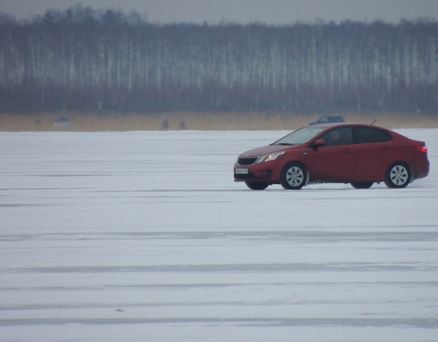 Новый Регион: Замерзшие водоемы Урала оккупировали рыбаки на машинах. Пешеходы сдают их данные в компетентные органы (ФОТО)