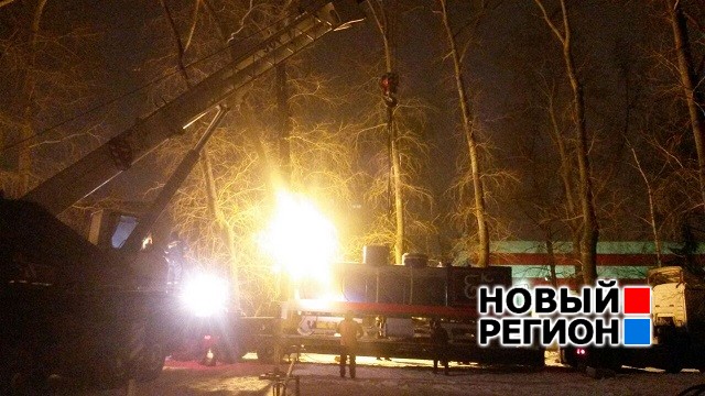 Новый Регион: Рабочие СвЖД под покровом ночи подменили раритетный паровозик в парке Энгельса (ФОТО)