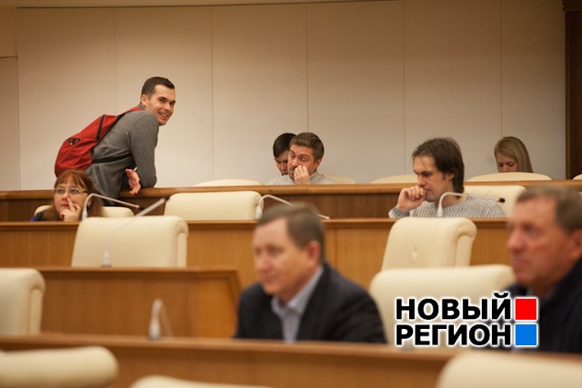 Новый Регион: Свердловские депутаты собрались послушать Путина – аншлага нет (ФОТО)