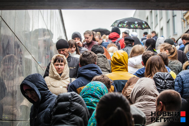 Новый Регион: Из-за холода в День Победы в метро и в переходах давка (ФОТО)