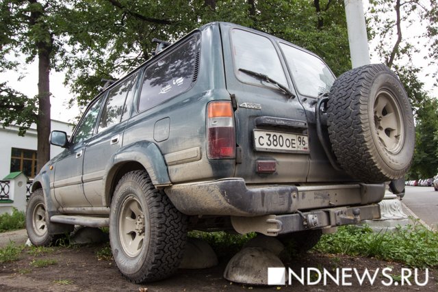 Новый Регион: Водитель внедорожника в Екатеринбурге запарковался на газоне несмотря на пять ограничителей (ФОТО)