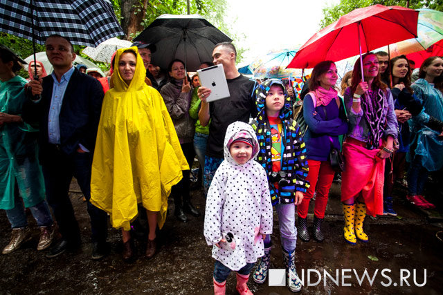 Новый Регион: Танцы под дождем и в лужах не испугали уральцев – в Екатеринбурге с большим успехом прошел фестиваль Усадьба Jazz (ФОТО)