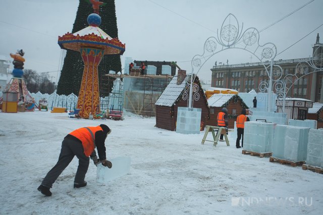 Новый Регион: Новогодний городок на площади 1905 года почти собрали: ждем ледяных музыкантов (ФОТО)