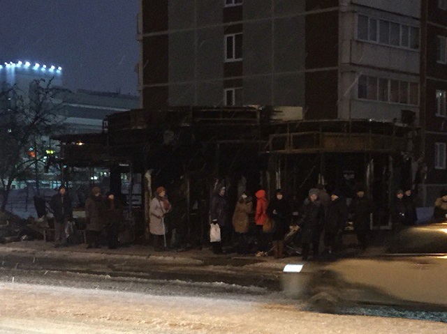 Новый Регион: В Екатеринбурге ночью сгорела остановка Микрохирургия глаза (ФОТО)