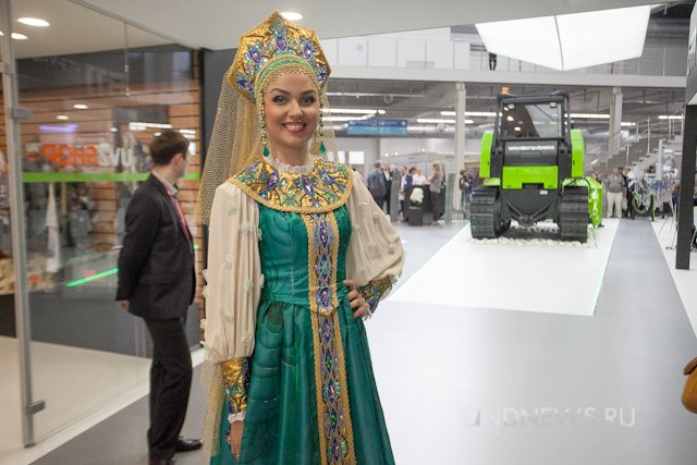 Новый Регион: Девушки и машины – чем порадовать глаз на Иннопроме (ФОТО)