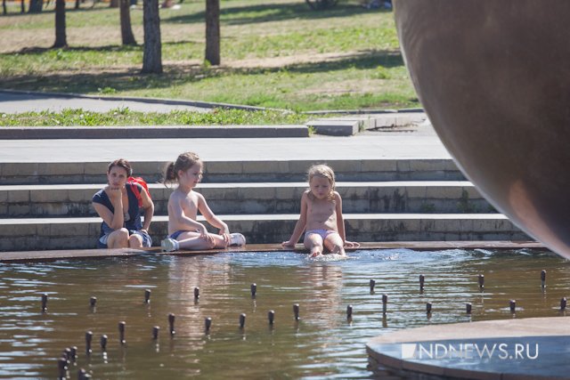 Новый Регион: Хитом лета в Екатеринбурге стало купание в фонтанах (ФОТО)