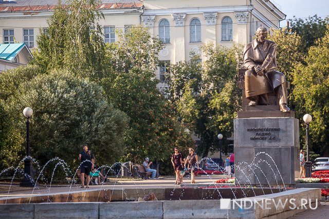 Новый Регион: Хитом лета в Екатеринбурге стало купание в фонтанах (ФОТО)