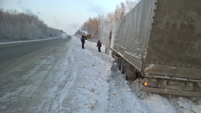 Новый День: Водитель грузовика двое суток прождал эвакуатор в снежном плену (ФОТО)