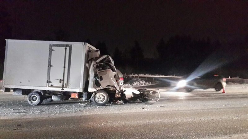 Новый День: Водитель фургона Киа погиб при столкновении с КамАЗом на ЕКАДе (ФОТО)