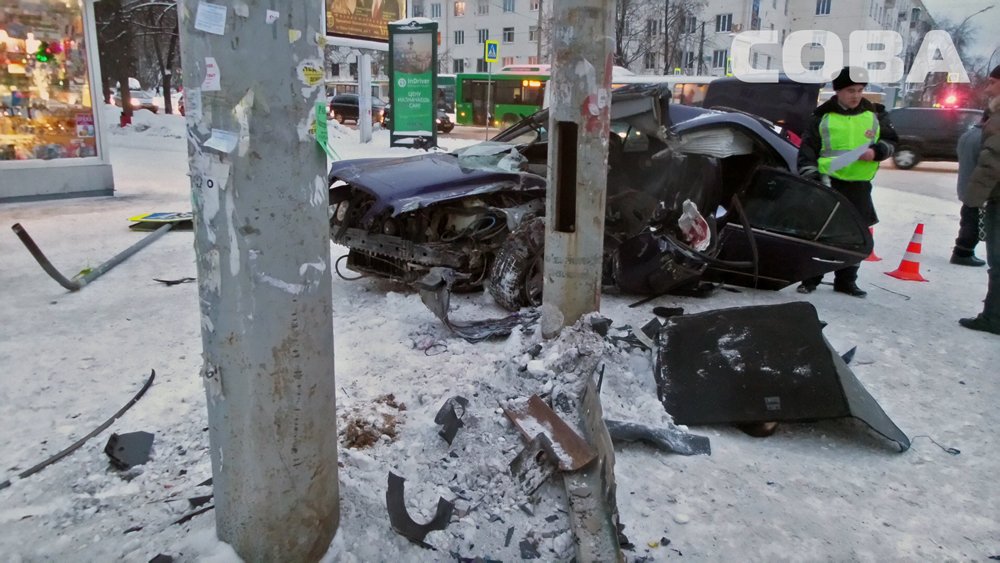 Новый День: В Екатеринбурге Mercedes врезался в опору освещения – водитель погиб (ФОТО)