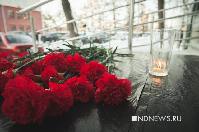 Новый День: Екатеринбуржцы несут цветы к штабу военного округа и Дому журналистов (ФОТО)