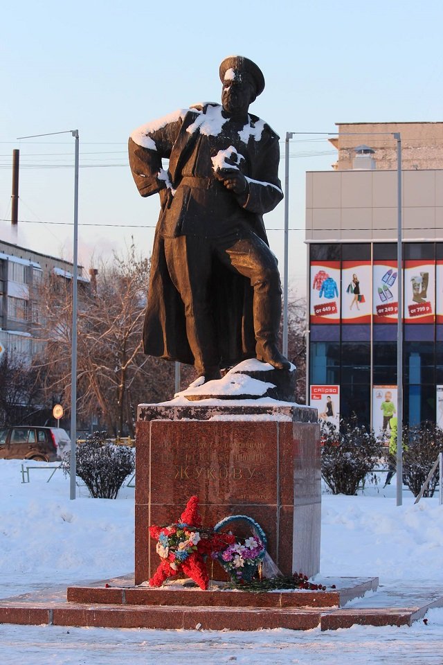 Новый День: В Ирбите болгары возложили цветы к загаженному птицами памятнику Жукову (ФОТО)