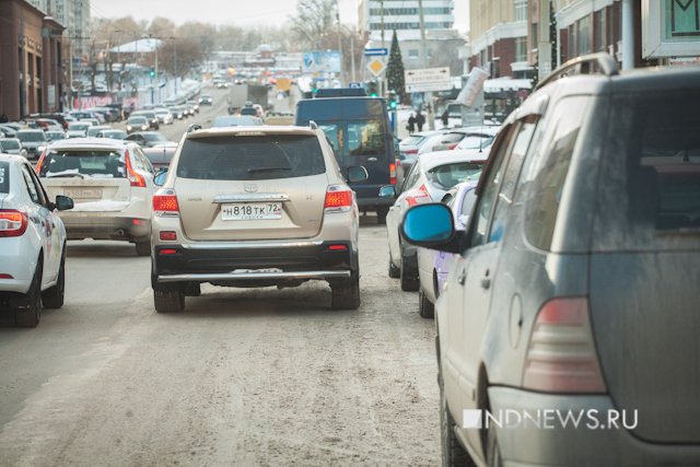 Новый День: Екатеринбург перешел в режим предновогодних пробок (ФОТО)