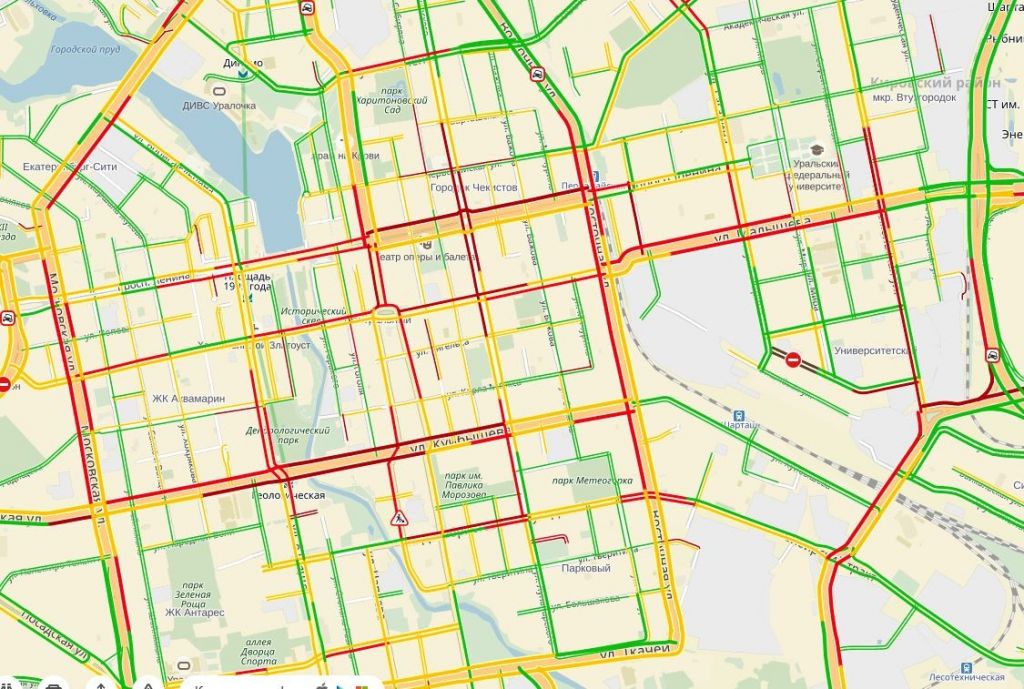 Новый День: Екатеринбург перешел в режим предновогодних пробок (ФОТО)