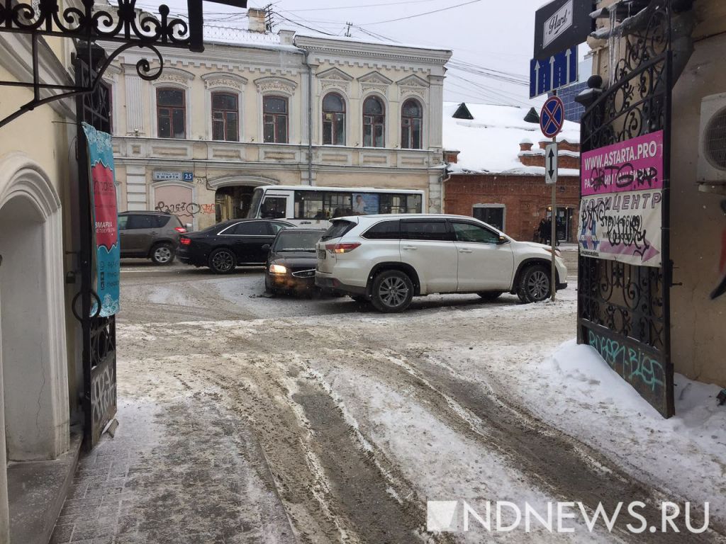 Новый День: Двое торопыг блокировали движение в центре Екатеринбурга (ФОТО)