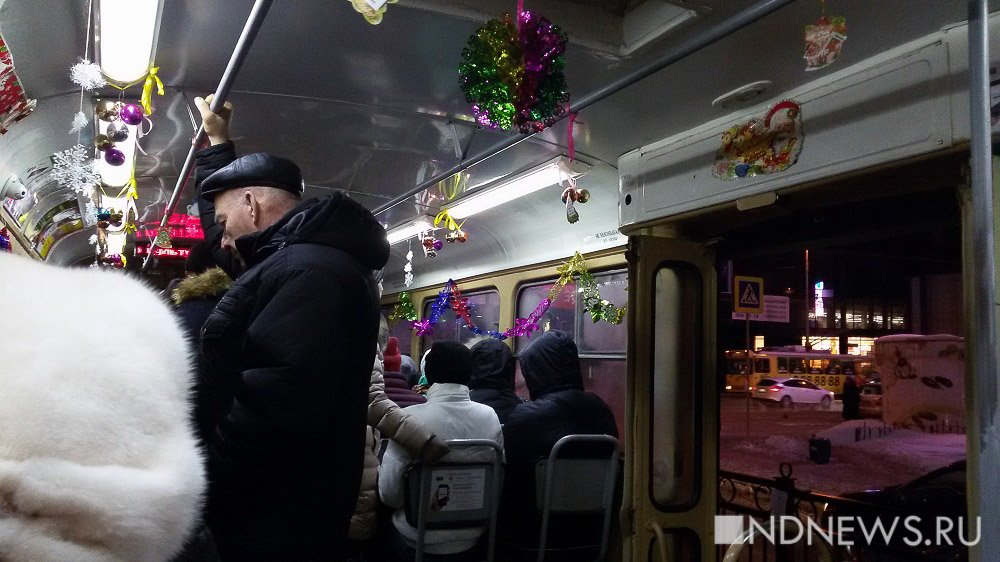 Новый День: Екатеринбургские трамваи украсили к Новому году (ФОТО)