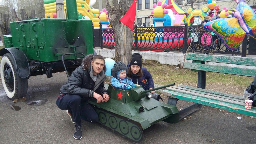 Новый День: Танк для малыша, православный полк и перенос праздника на 8 мая: как отмечали Победу в Свердловской области (ФОТО)