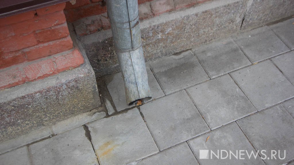 Новый День: Да так даже лучше! – подрядчик объяснил зазоры и трещины в тротуаре на Ленина (ФОТО)