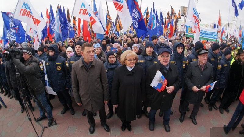 Новый День: Официальный праздничный митинг и крестный ход собрали в центре Екатеринбурга 10 тысяч человек (ФОТО)
