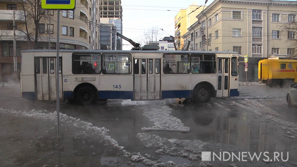 Новый День: Из люков фонтаны бьют – в центре Екатеринбурга прорвало водовод (ФОТО)