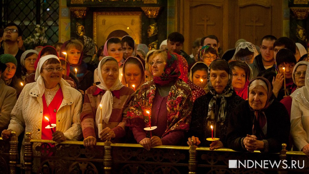 Новый День: В Екатеринбурге начались пасхальные богослужения, благодатный огонь привезли без задержек (ФОТО)