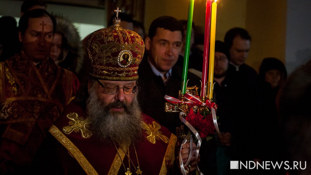 Новый День: В Екатеринбурге начались пасхальные богослужения, благодатный огонь привезли без задержек (ФОТО)