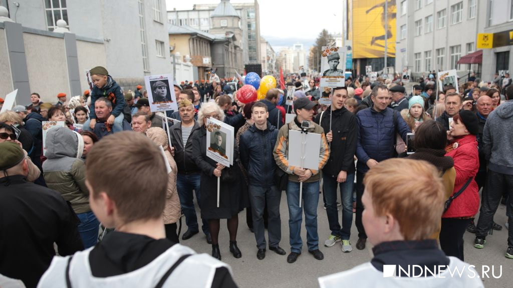 «Бессмертный полк» шел по Екатеринбургу больше часа: море людей с фотографиями фронтовиков растянулось на километры (ФОТО, ВИДЕО)