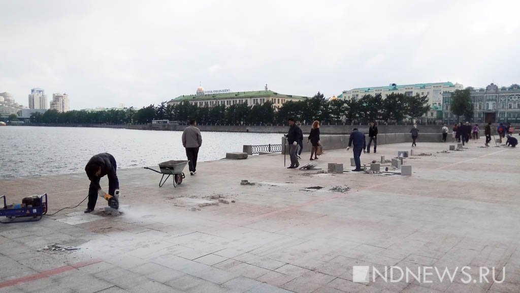 Новый День: На Плотинке меняют плитку, положенную месяц назад (ФОТО)