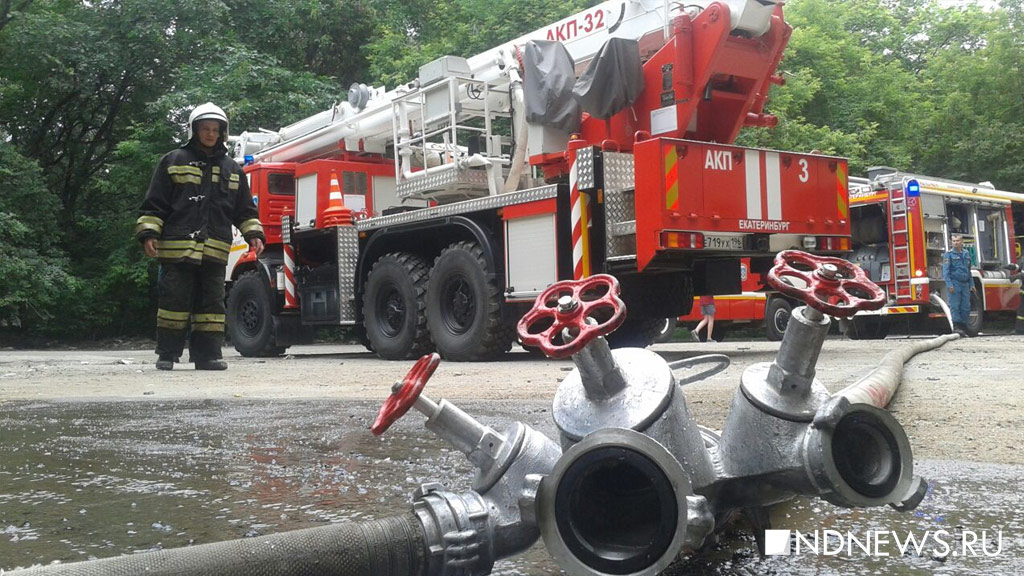 Из горящей многоэтажки в Екатеринбурге эвакуировали 65 человек