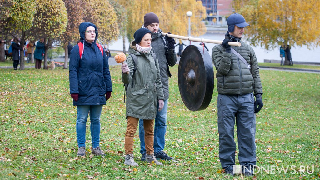 Новый День: Жители Екатеринбурга устроили обнимашки с деревьями, которые вырубят ради храма (ФОТО)
