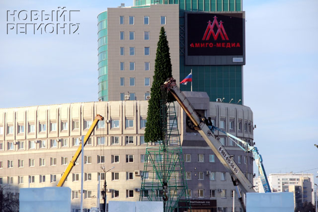 Новый Регион: В Челябинске установили новую елку (ФОТО)