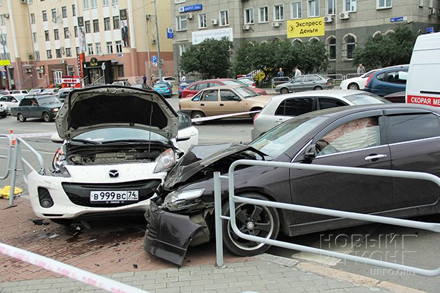 Новый Регион: В центре Челябинска столкнулись и вылетели на тротуар две иномарки