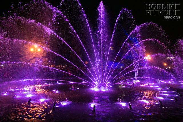 Новый Регион: Тесно, но красиво: в Челябинске открыли цветной фонтан