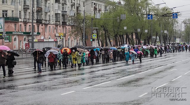 Новый Регион: Пусть бегут неуклюже: в Челябинске провалили шествие Бессмертного полка (ФОТО)