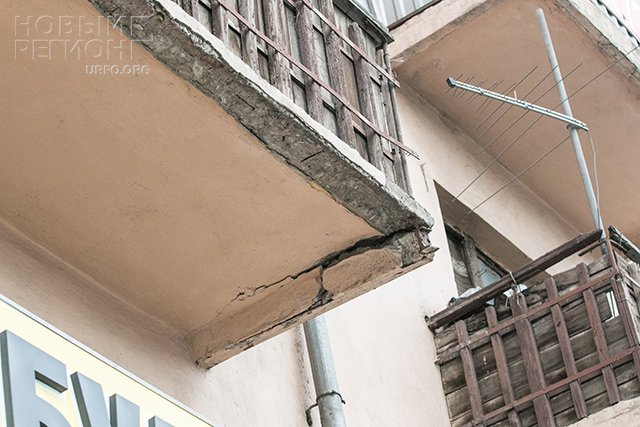 Коммунальный триллер: в Челябинске не признают ветхо-аварийным дом, в котором рушатся стены, проваливаются полы, а вода льет изо всех щелей (ФОТО, ВИДЕО)