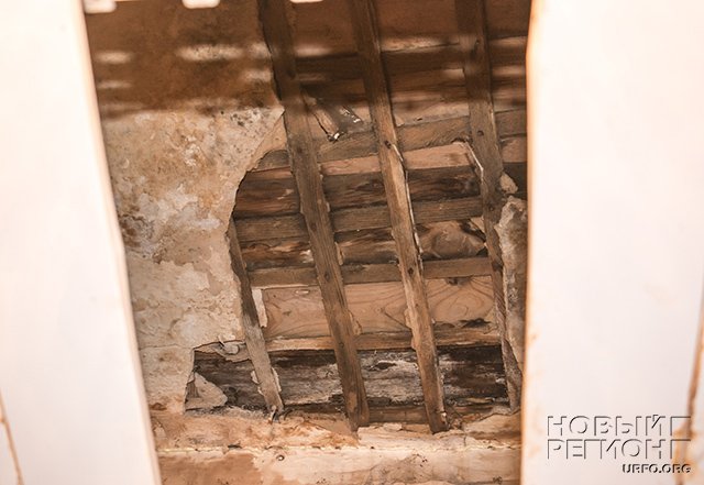 Коммунальный триллер: в Челябинске не признают ветхо-аварийным дом, в котором рушатся стены, проваливаются полы, а вода льет изо всех щелей (ФОТО, ВИДЕО)