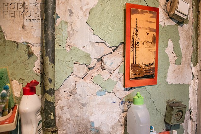 Коммунальный триллер: в Челябинске не признают ветхо-аварийным дом, в котором рушатся стены, проваливаются полы, а вода льет изо всех щелей (ФОТО, ВИДЕО)