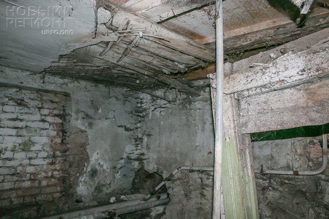 Коммунальный триллер: в Челябинске не признают ветхо-аварийным дом, в котором рушатся стены, проваливаются полы, а вода льет изо всех щелей (ФОТО, ВИДЕО)