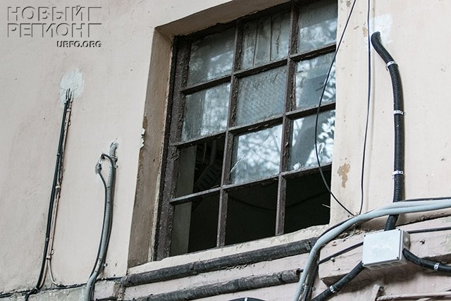 Коммунальный триллер: в Челябинске не признают ветхо-аварийным дом, в котором рушатся стены, проваливаются полы, а вода льет изо всех щелей (ФОТО, ВИДЕО)