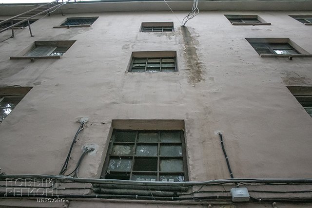 Коммунальный триллер: в Челябинске не признают ветхо-аварийным дом, в котором рушатся стены, проваливаются полы, а вода льет изо всех щелей (ФОТО, ВИДЕО)