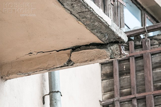 Коммунальный триллер: в Челябинске не признают ветхо-аварийным дом, в котором рушатся стены, проваливаются полы, а вода льет изо всех щелей (ФОТО, ВИДЕО)