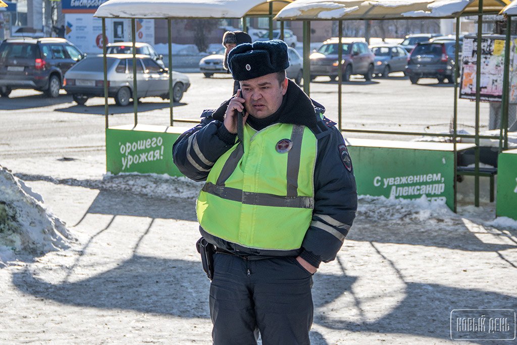 Новый День: В Челябинске торговцы сухофруктами захватили муниципальную землю и соорудили баррикаду из грузовичка (ФОТО)