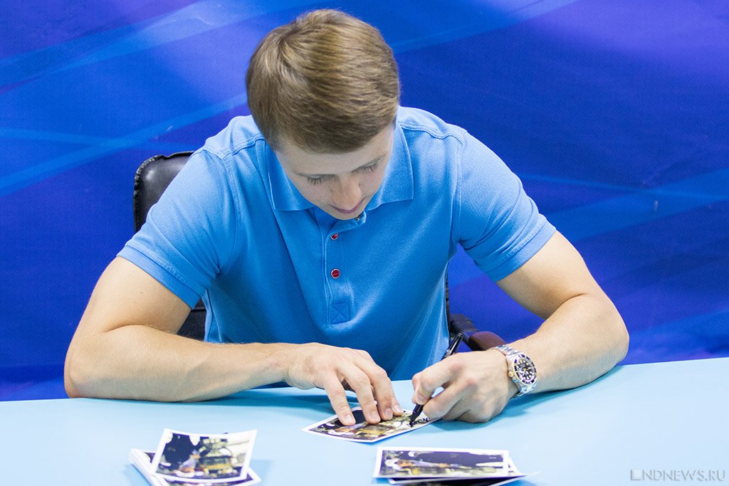 Челябинцы прикоснулись к Кубку Гагарина (ФОТО)