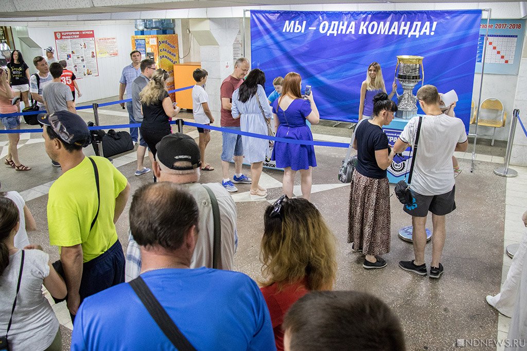 Челябинцы прикоснулись к Кубку Гагарина (ФОТО)