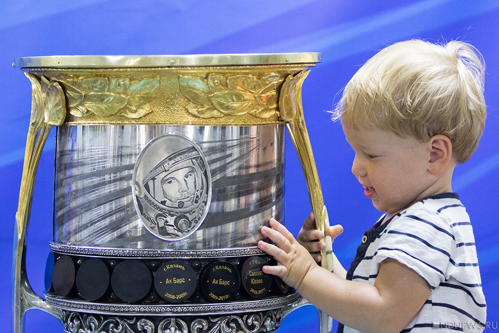 Челябинцы прикоснулись к Кубку Гагарина (ФОТО)
